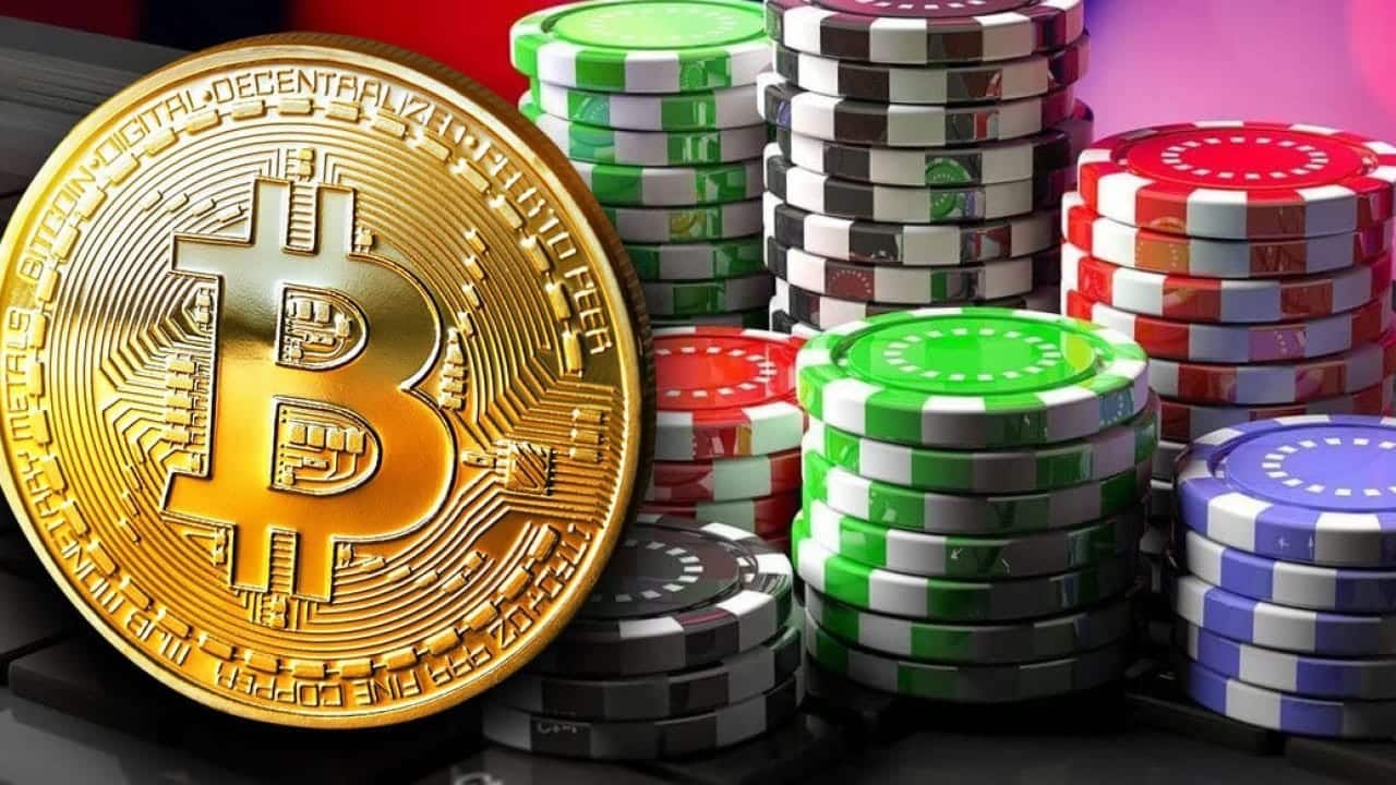 Comparison of Bitcoin casino reviews and traditional casino reviews showing key differences